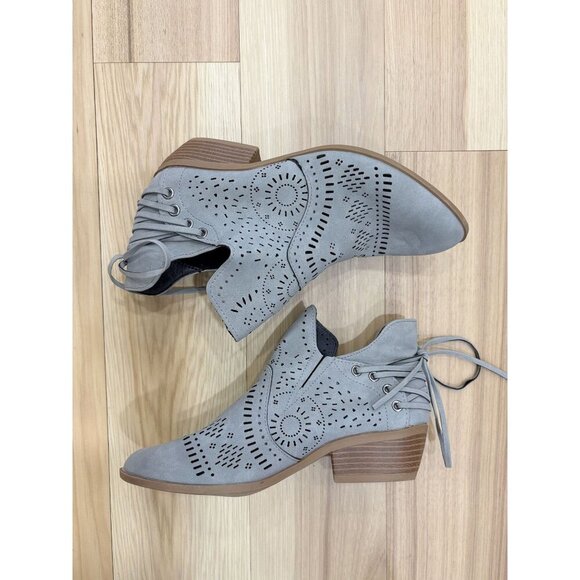 Taupe Gray Perforated Lace Up Back Ankle Boots 8 NEW - Picture 2 of 5